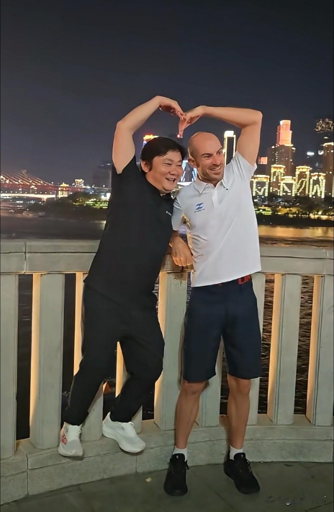 德比斯这次中国行被黑子们黑惨了，就因为人家第一站去了车仆工厂，黑子们说他不懂得感