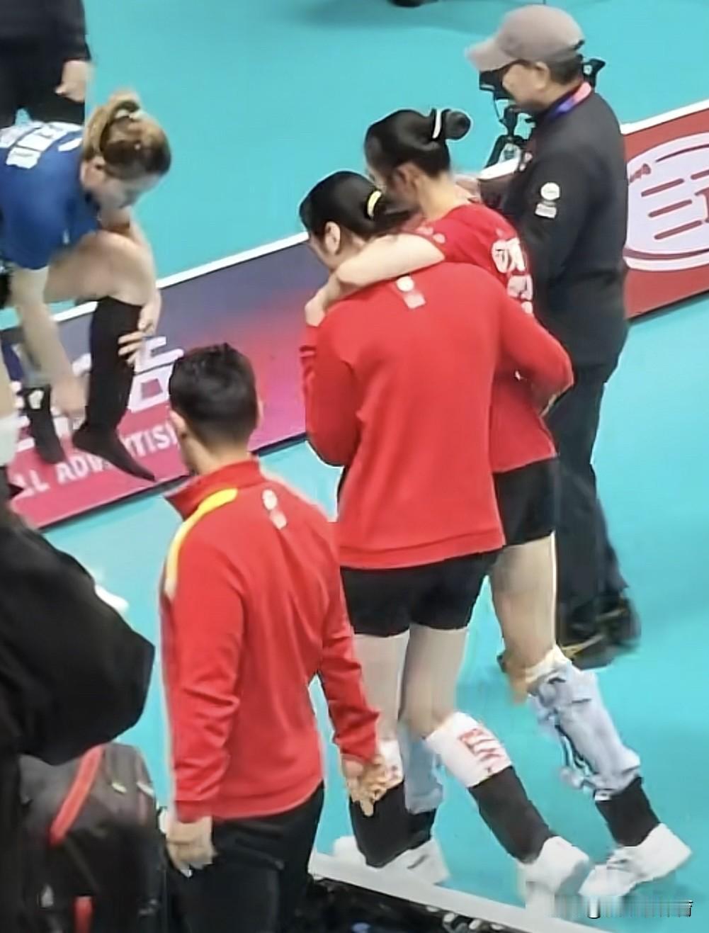 原来吴梦洁昨天离场的时候，无法走路，两位队友搀扶着一瘸一拐走出比赛馆的！躺在地上