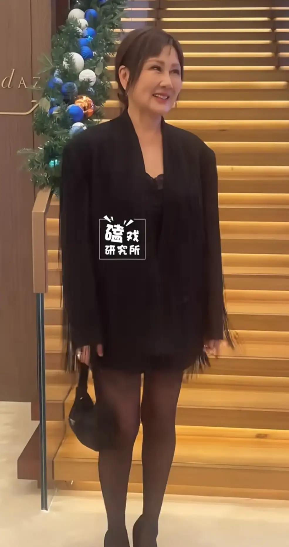 张凯丽今年63岁，最近因为“穿错衣服”被骂了。不是穿得少，而是穿得“不像她