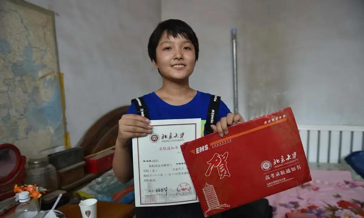 2018年河北姑娘高考拿下707分，成功考上北大，谁料到读大二时，她不顾家人反对