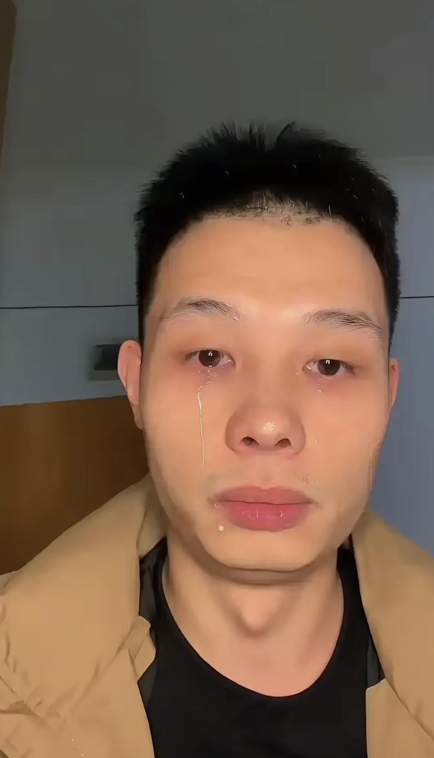 王强在外干建筑一年，带着四万块钱回家。老婆李芳盯着数字发愣，扭头说这点钱不够还房