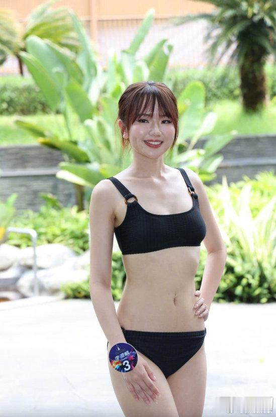 港姐12强泳装照2026港姐12强穿泳装集体拍外景大片，全员统一穿比基尼在泳池