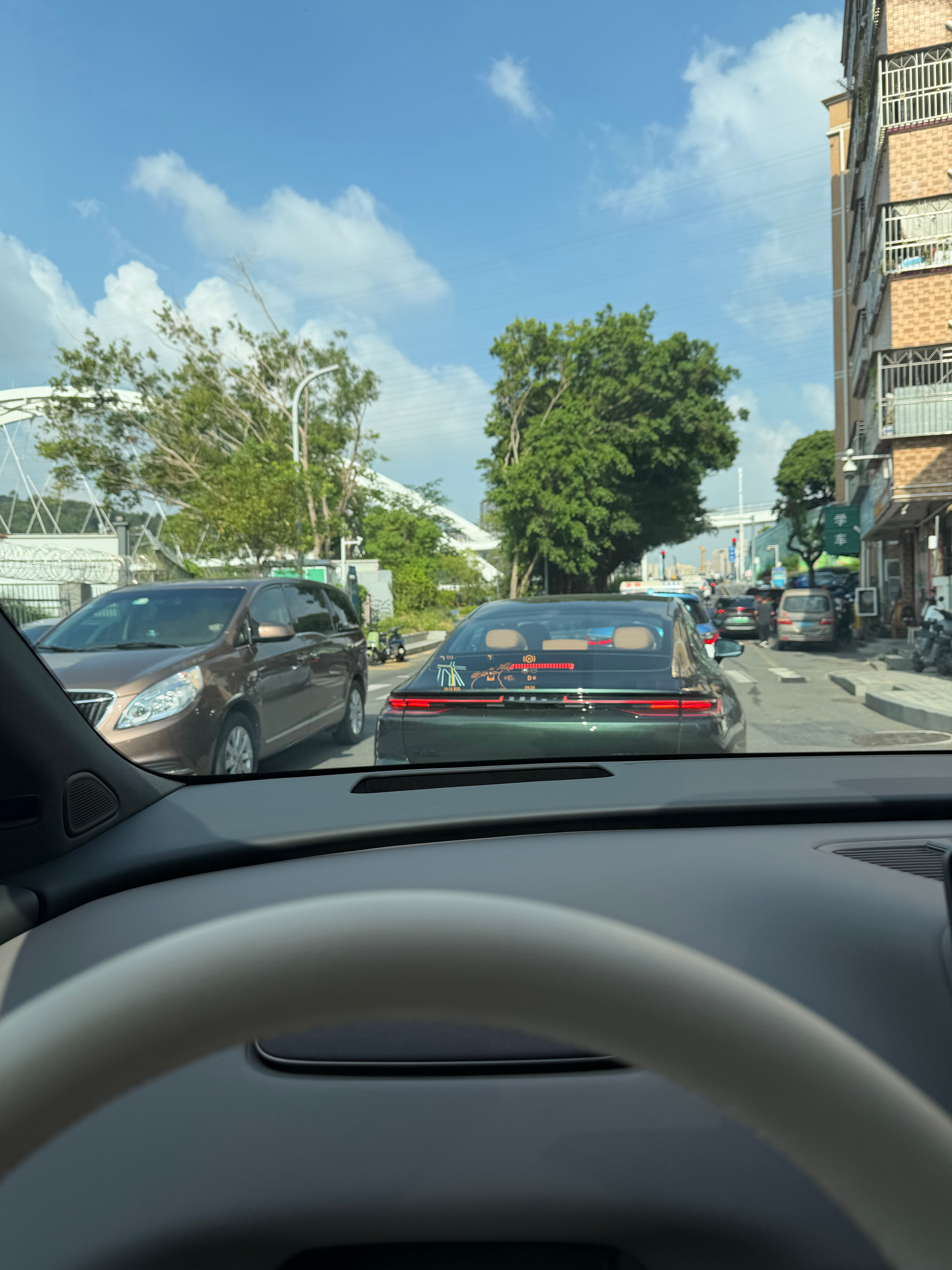 大家周末愉快，早上去趟龙华喝咖啡[笑着哭]​​​
