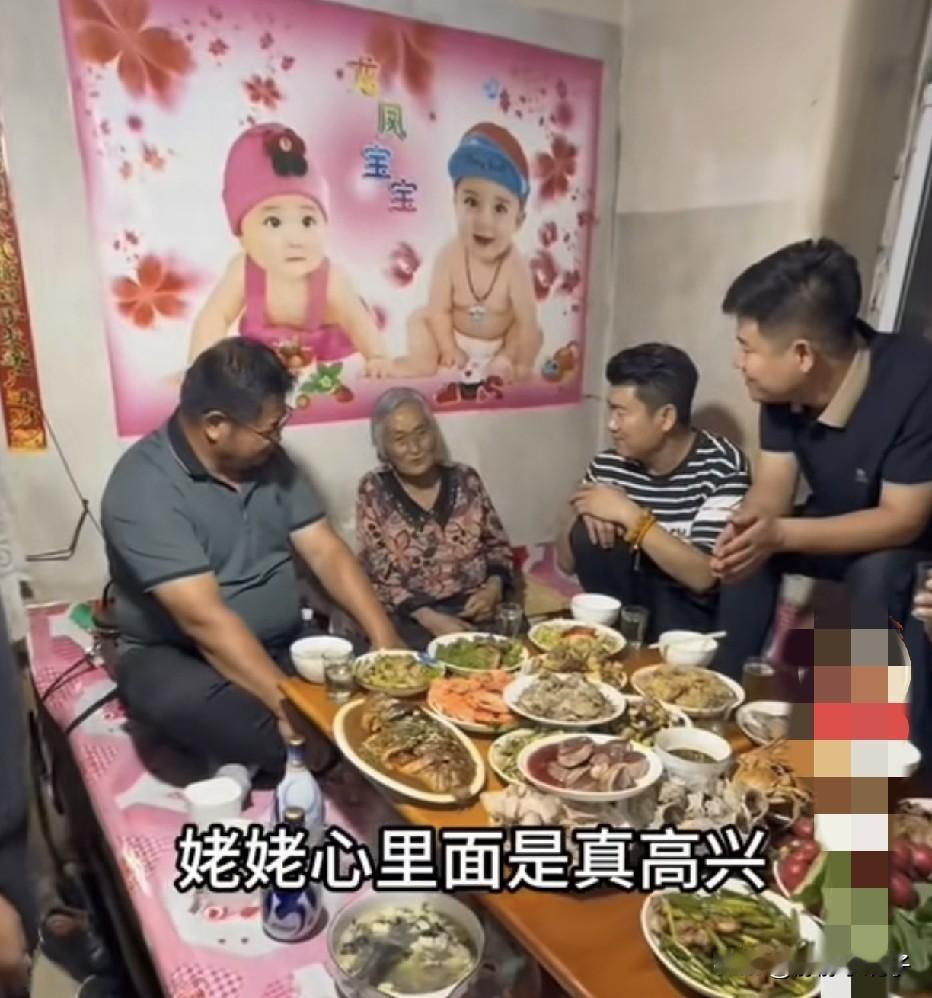 徐姥姥家里请客，曝光了家庭成员都是有钱人，唯独没人帮姥姥翻新房子，住的房子比邻家