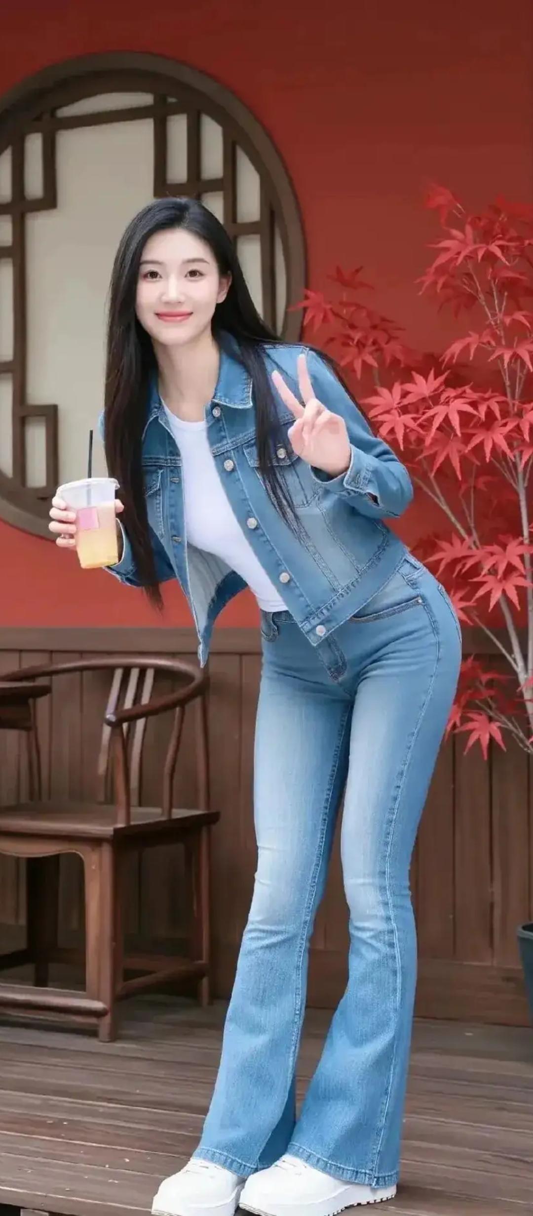 红叶映秋色，佳人笑语间。