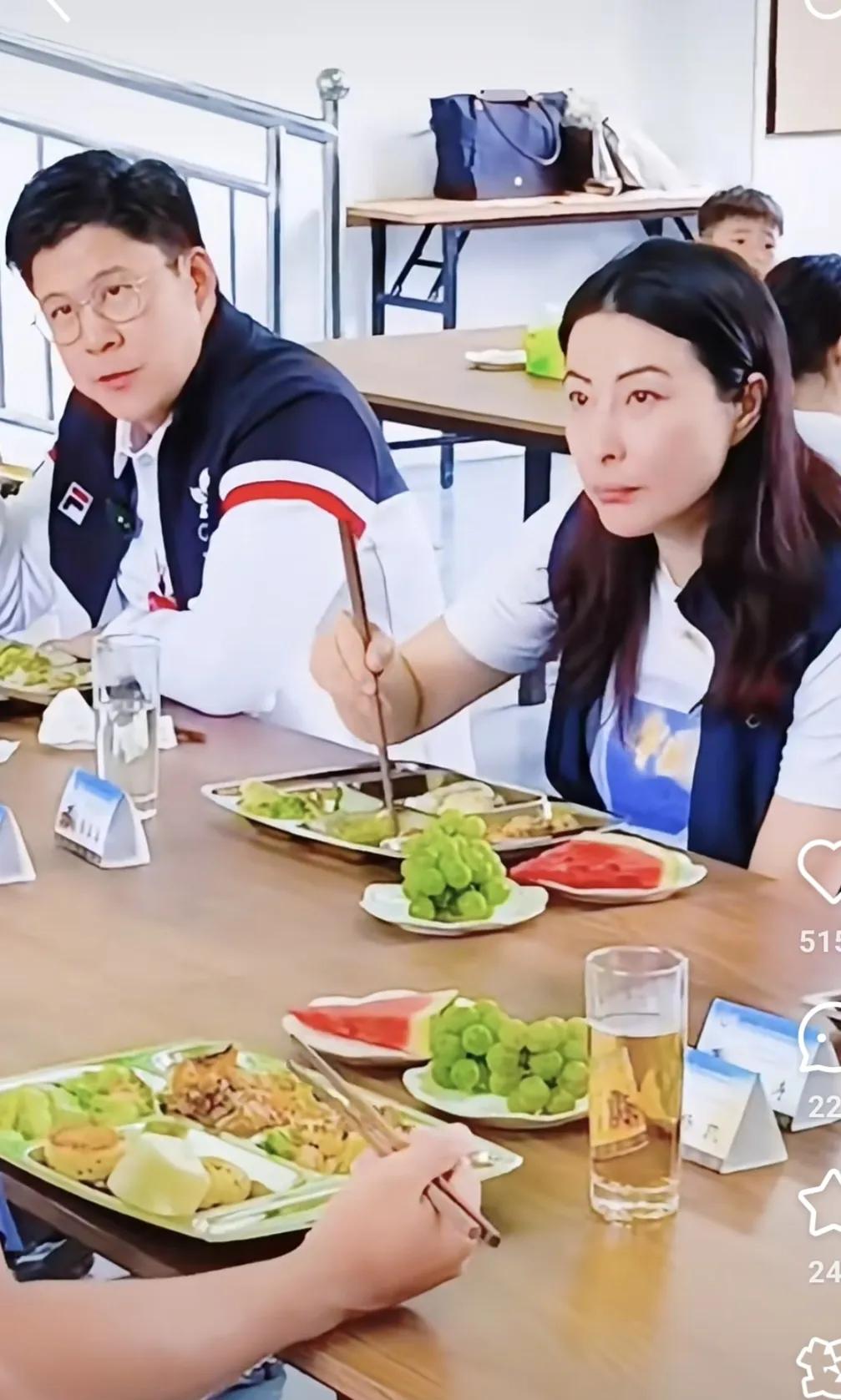 郭晶晶一家无论到哪儿，都很接地气：近日，夫妻二人带着三个孩子来了贵州体验生活。中