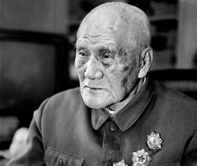 1941年延安，毛主席去食堂时，一个人拎着削尖的木棍朝毛主席后脑勺刺去，千