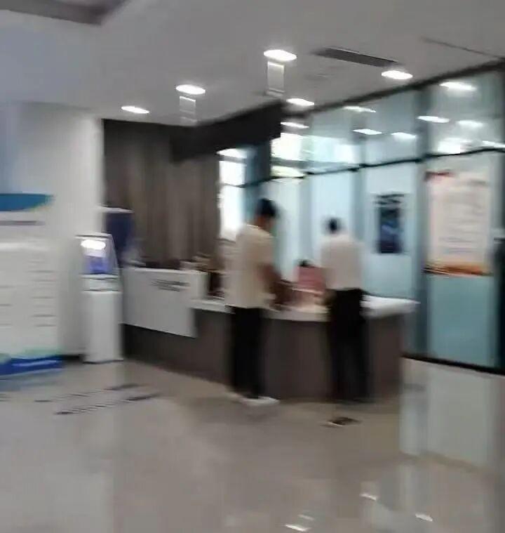 "此地无银三百两！"8月26日报道江苏连云港，一女子和朋友去办事大厅，发现都上