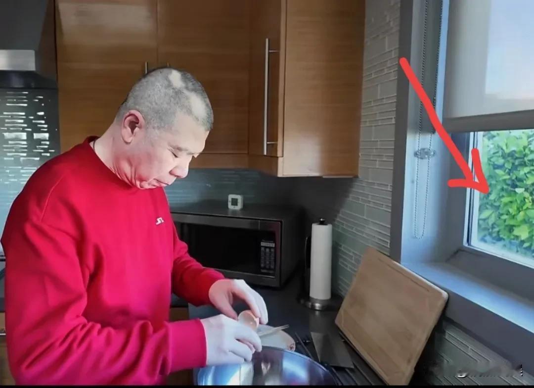 冯小刚和老婆徐帆，去到美国陪女儿徐朵过春节。徐朵因为学业，春节时不能回国过年，