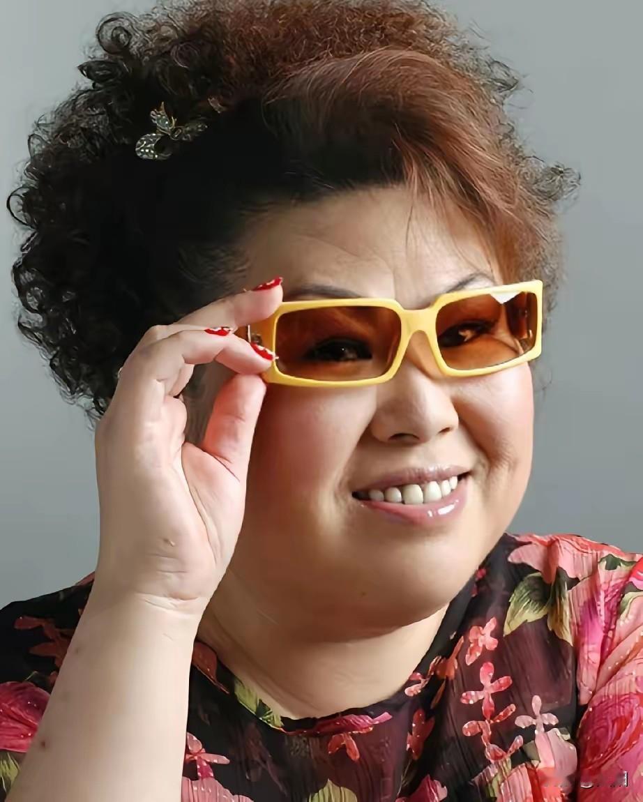 56岁董立范离世5年：演遍“富婆”的她，竟因疾病匆匆离场刷到董立范的墓碑照