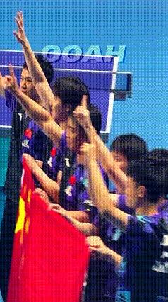 合影的闪光灯还在晃，伦敦世乒赛男团刚夺冠时，王楚钦从训练场一路冲进来，笑到最亮那
