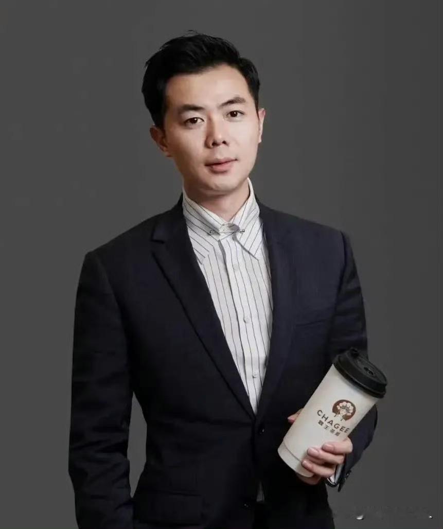 辟谣了！明天赶紧去买杯霸王茶姬喝喝，为了大美女海纯！[捂脸哭]