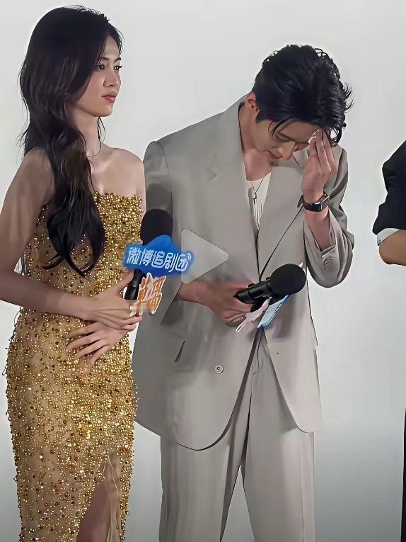 白鹿的站姿为什么看的怪怪的呢？这是一种什么姿势？友友们觉得呢？