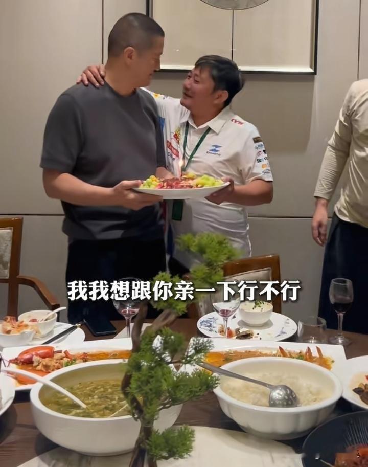 生日宴大胆求亲！李亚鹏张雪贴脸互亲看懵旁人李亚鹏55岁生日宴现场，好友张雪到场给他庆生。席间张雪搂住