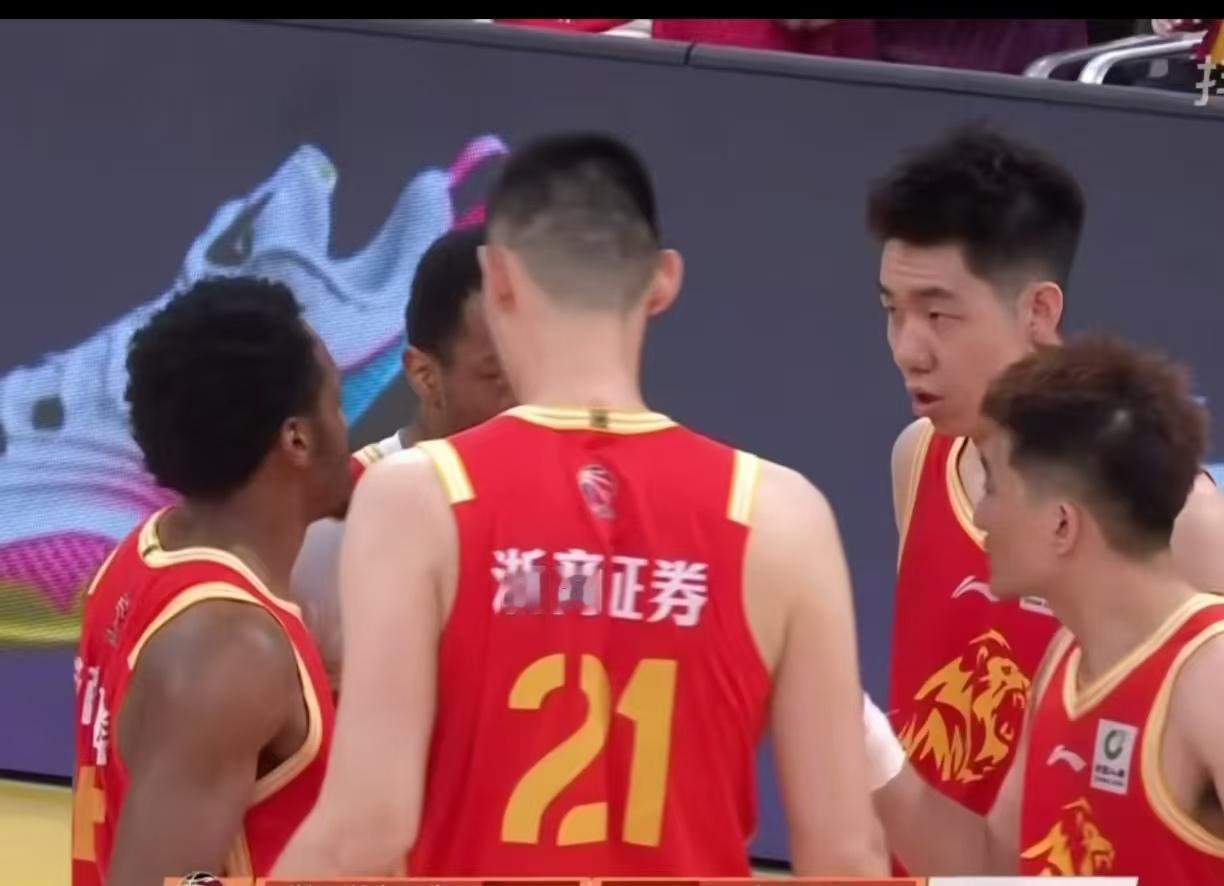 广厦男篮91-67狂胜山西，卫冕冠军这是彻底觉醒了！装了将近一整个赛季、睡了好久