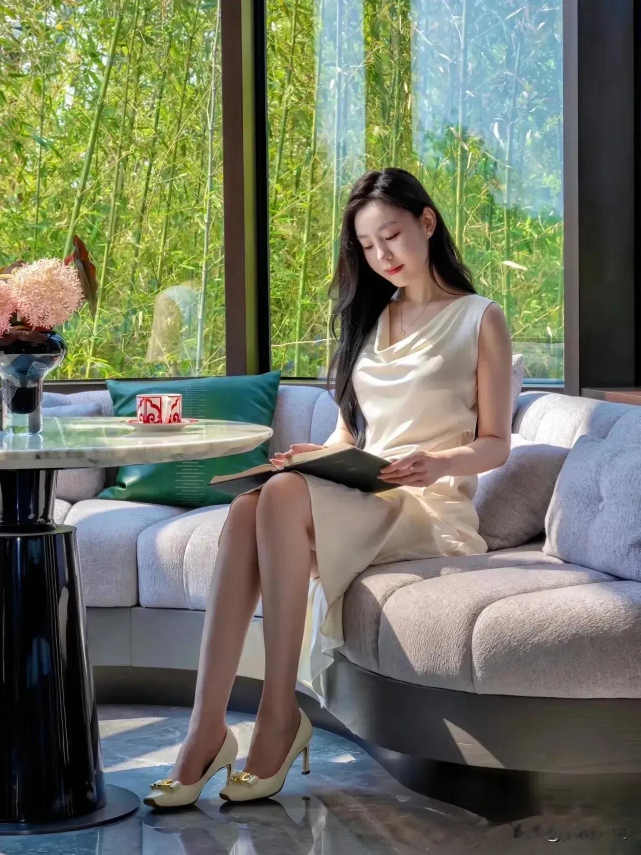 世人以读书为苦役，爱书者以读书为闲情雅趣。人生最美好的事，是有闲是可读书。