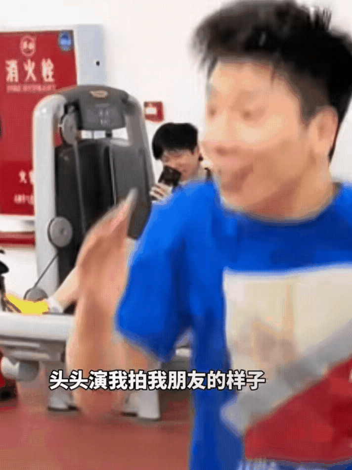 这角度刚刚好，完美捕捉到表情失控的大头！大头是怎么也没想到，明明是在看徐瑛彬的