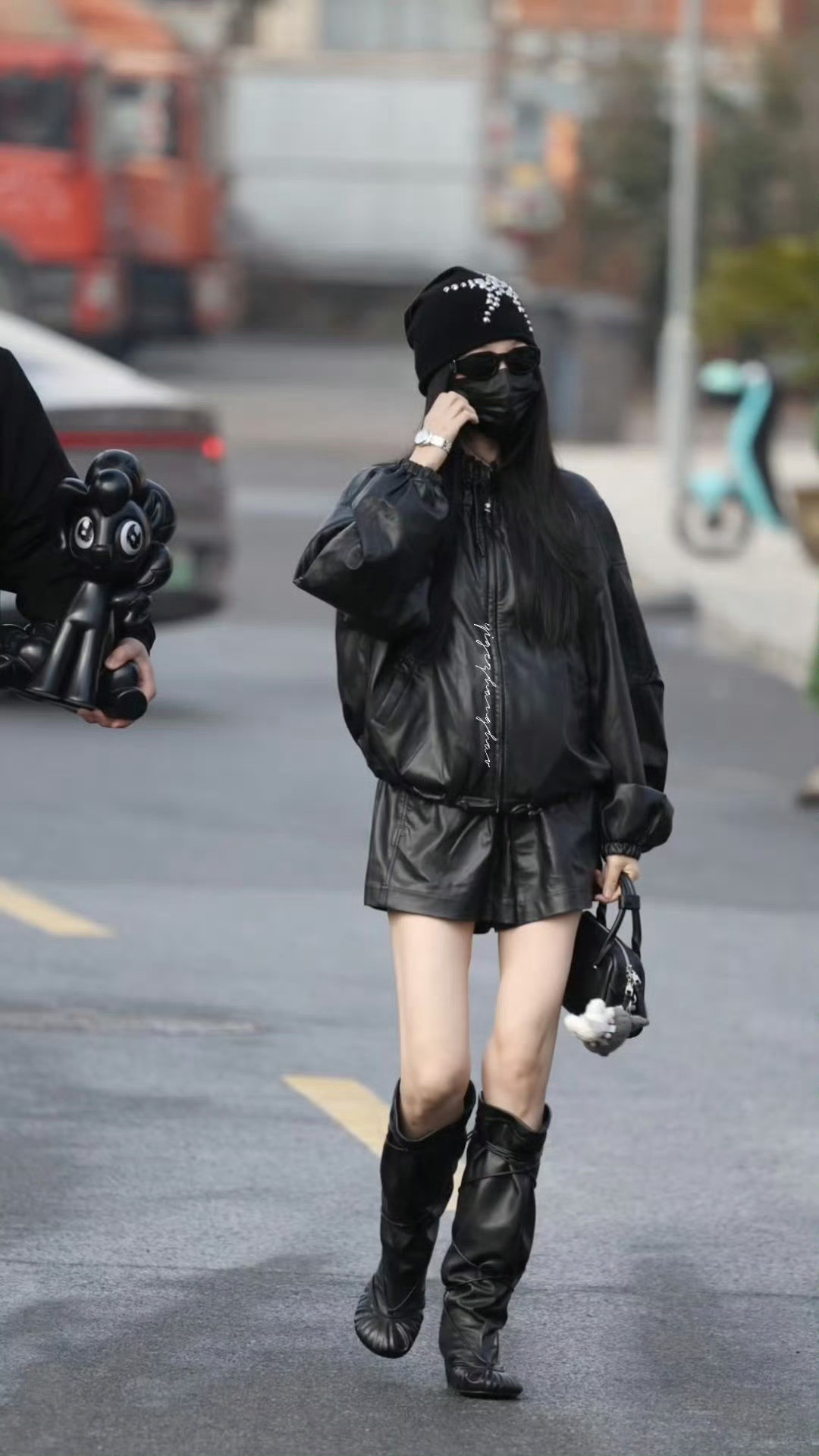 虞书欣cos黑色碧琪横店限定甜酷惊喜来啦！虞书欣化身黑色碧琪，全黑造型又飒又萌