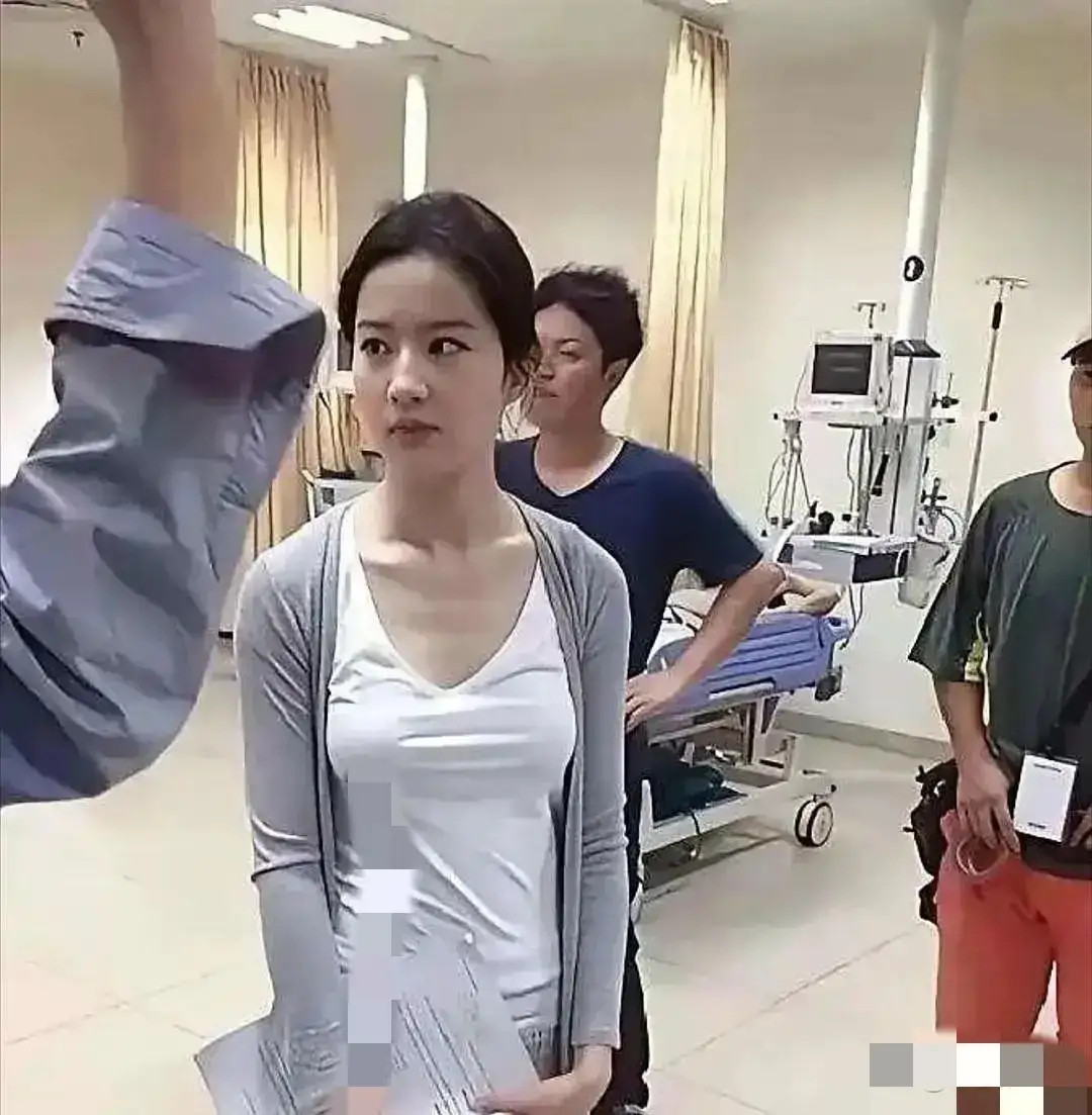 我的天！刘亦菲真人居然长这样？素颜我直接看傻了。​​​