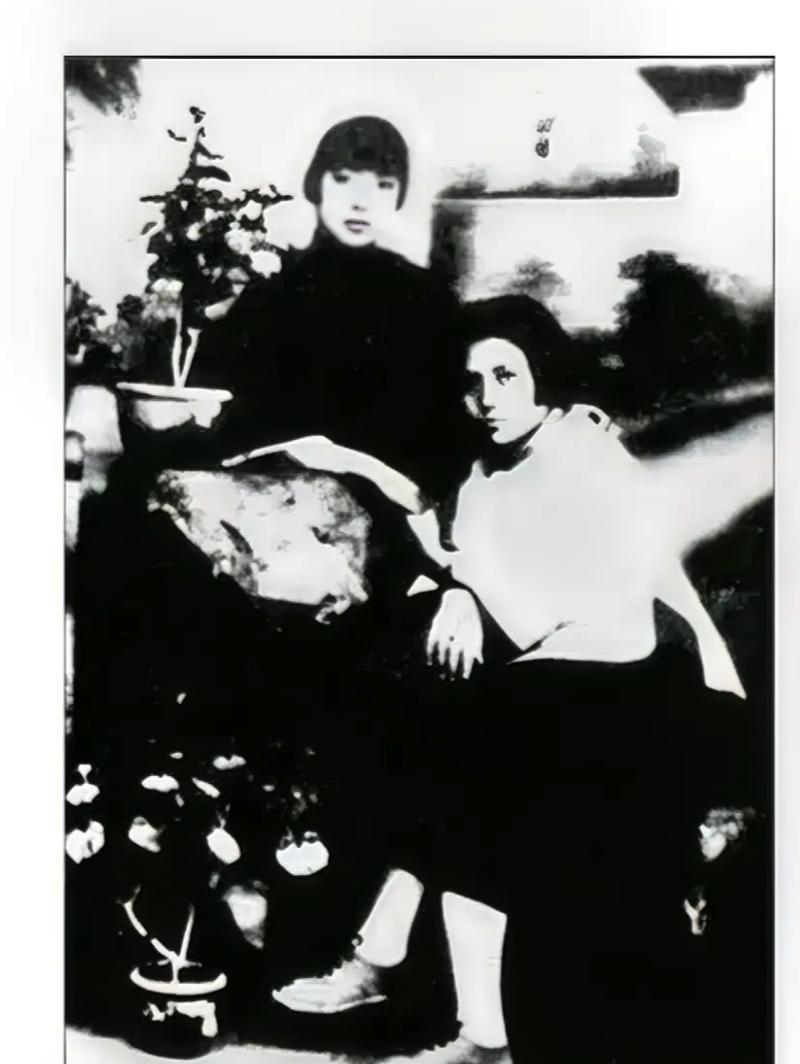 1938年，项英的妻子张亮，费尽艰辛，找到项英。没成想，项英突然掏出手枪，怒气质