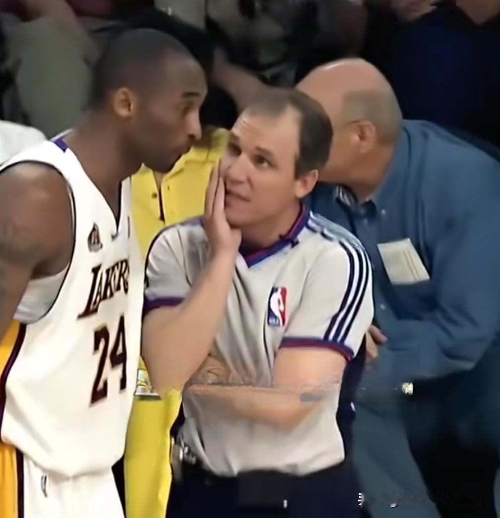 裁判：科比，你过来一下，问你个问题科比：好，来了，有什么事？裁判：你刚刚那个