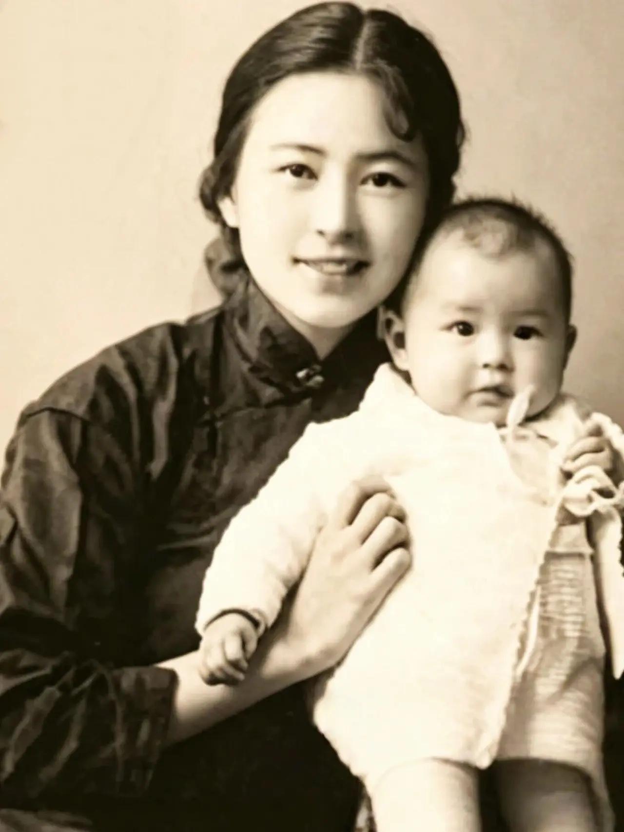 1929年，林徽因与年幼的女儿梁再冰的合影，搂着女儿，搂着女儿，笑容温柔，梁再冰
