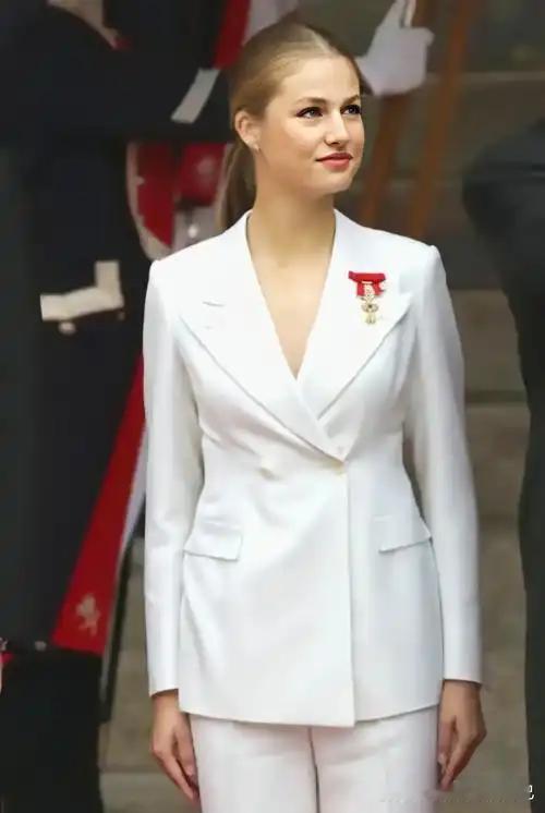 00后公主入伍，欧洲女王时代正式开启，来看看这4位00后女王。 西班牙莱昂诺