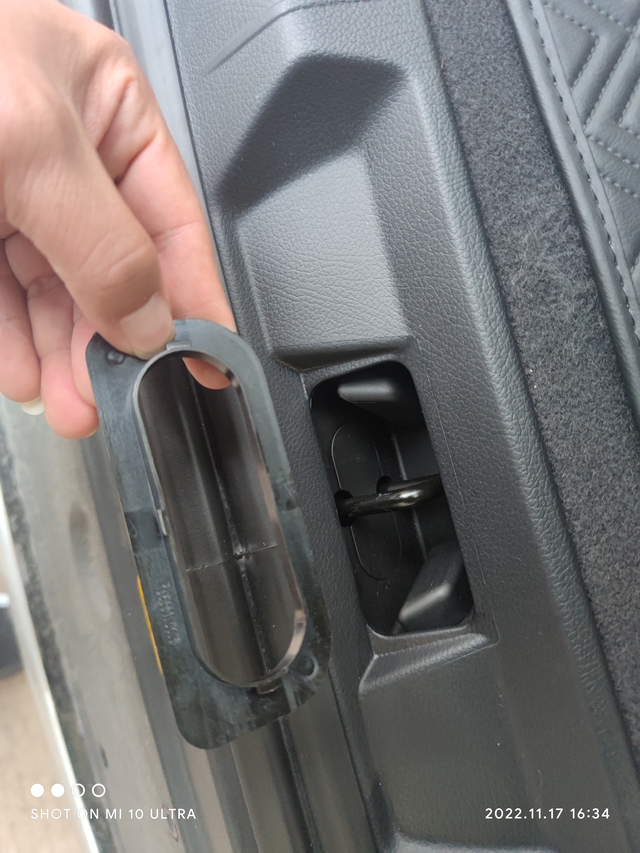 有人知道这个是什么吗后备箱里今天突然多了这个，有人知道是哪里掉的吗？