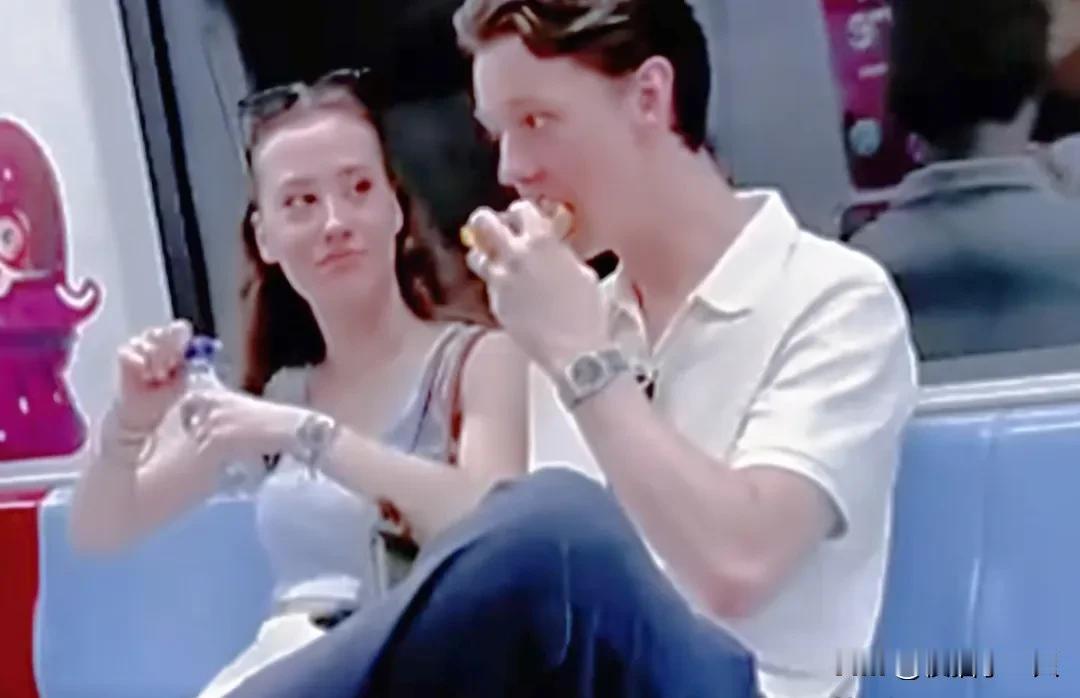 黑龙江夫妻地铁吃面包被罚1500，白人吃薯片却无人管，规则在谁面前才真有用？