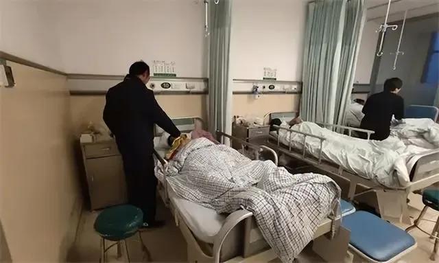安徽一位老太偷割邻居水仙包饺子，导致孙子中毒住院，起诉邻居索赔50万，法院判了。
