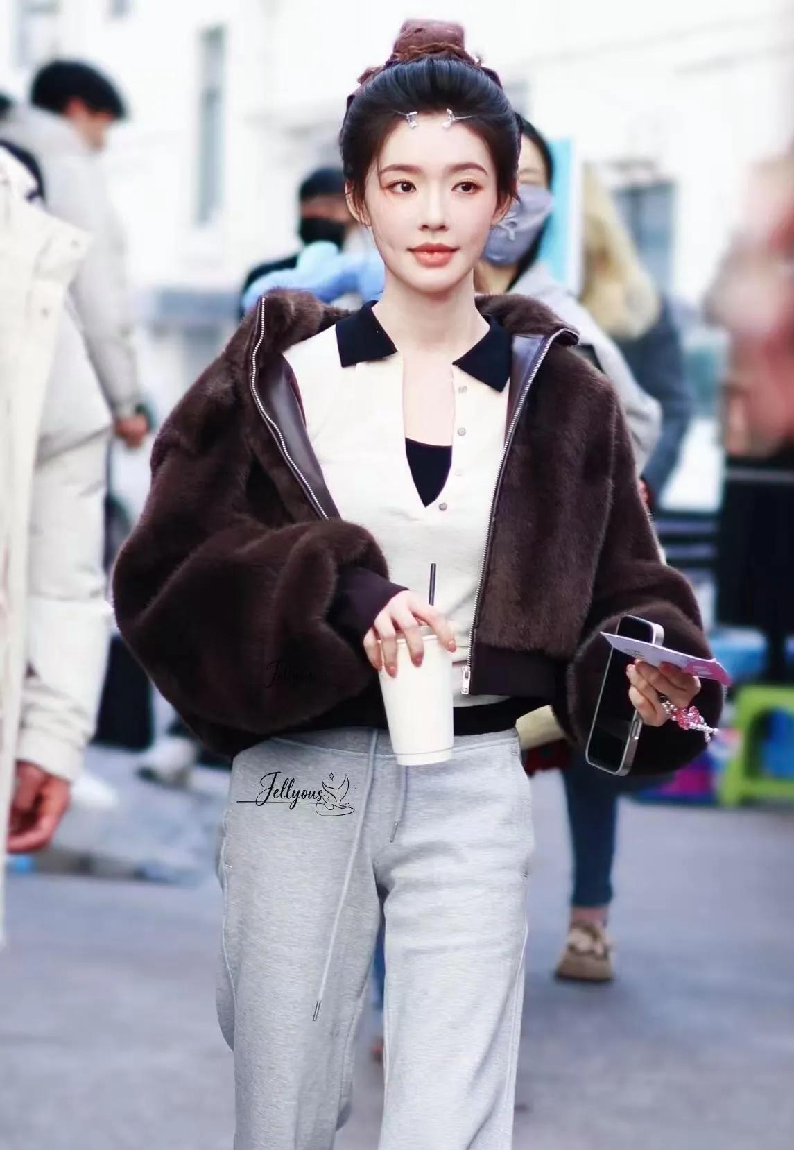 林允这穿搭也太甜了吧！被林允的私服狠狠拿捏了！短款毛绒外套配喇叭卫裤，保暖