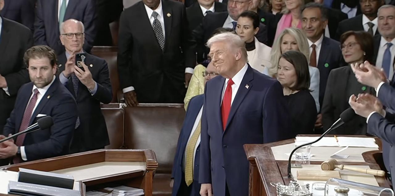 2月25日上午，特朗普发表2026年国情咨文演说，全场一度平均每30秒就要起立鼓