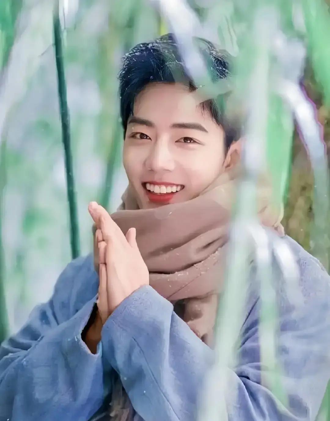 我一个男闺蜜是做演员助理的告诉我一个消息，像肖战这种已经是顶流的大明星，其实也跟