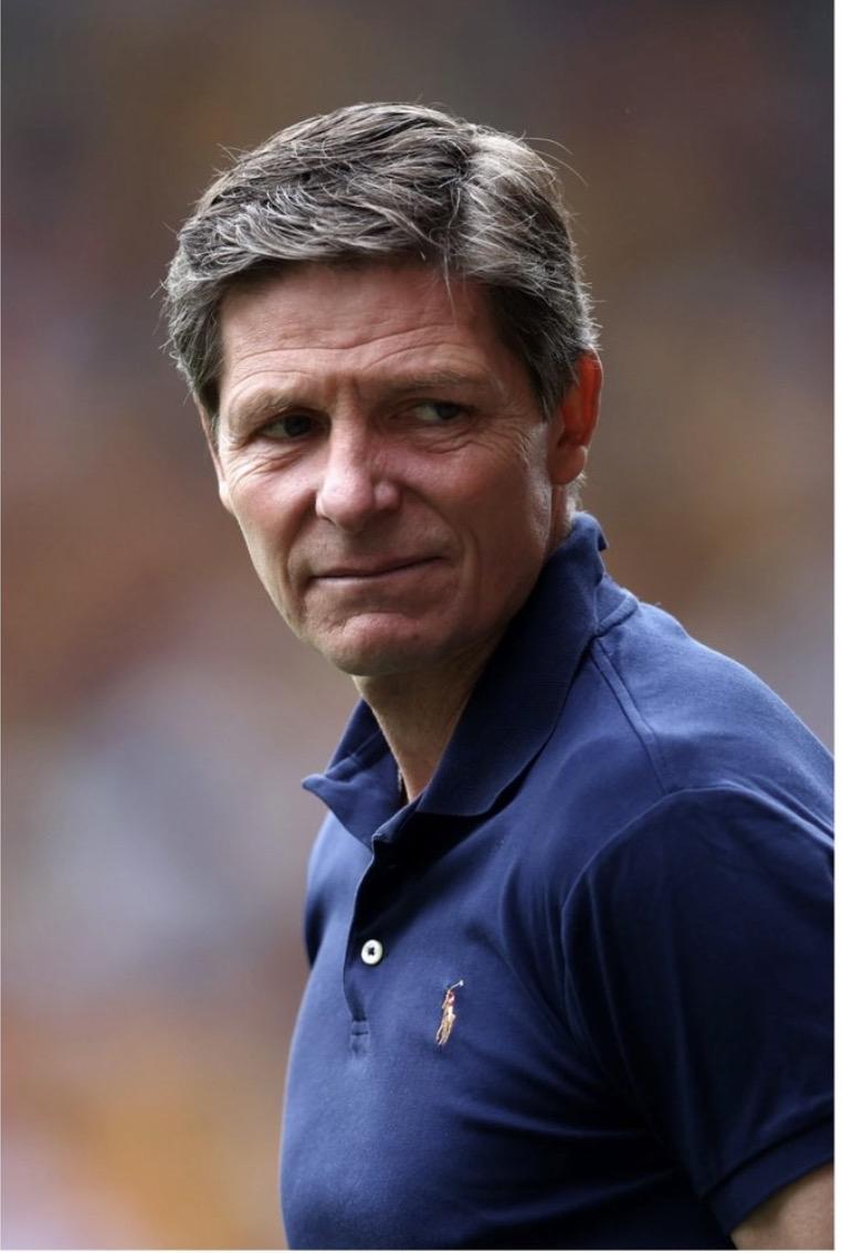 格拉斯纳最喜欢的阵型：442。对你没看错，他自己的采访说：442是他最喜欢的