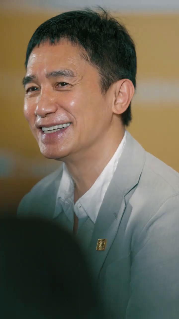 影帝满分，老公0分？反了红毯压轴，全场镜头对准梁朝伟，他干了什么？蹲下去给刘嘉玲