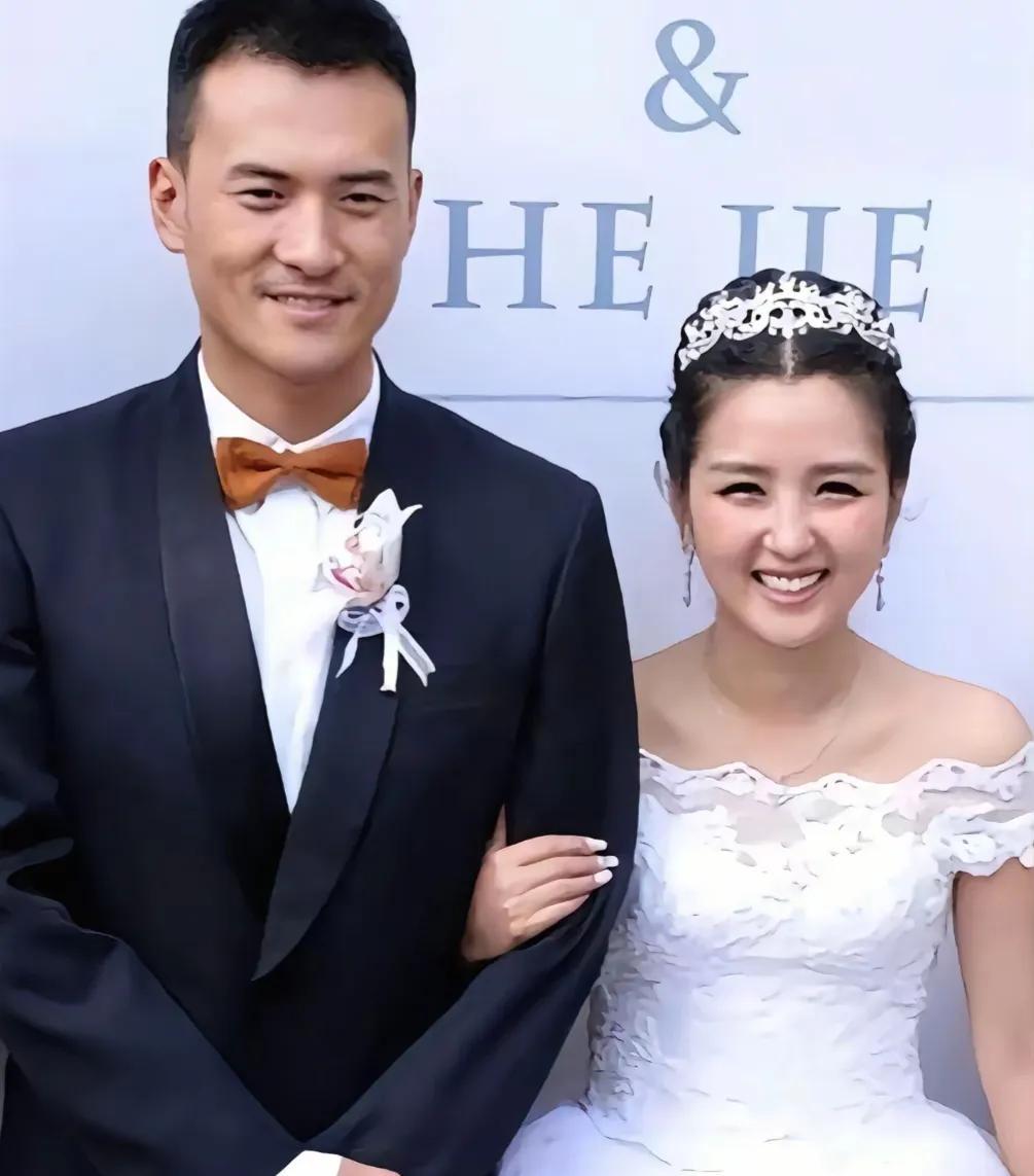 何洁一定后悔离婚了吧。何洁也算是超女中混得比较好的，长得也漂亮，就是个子矮了点