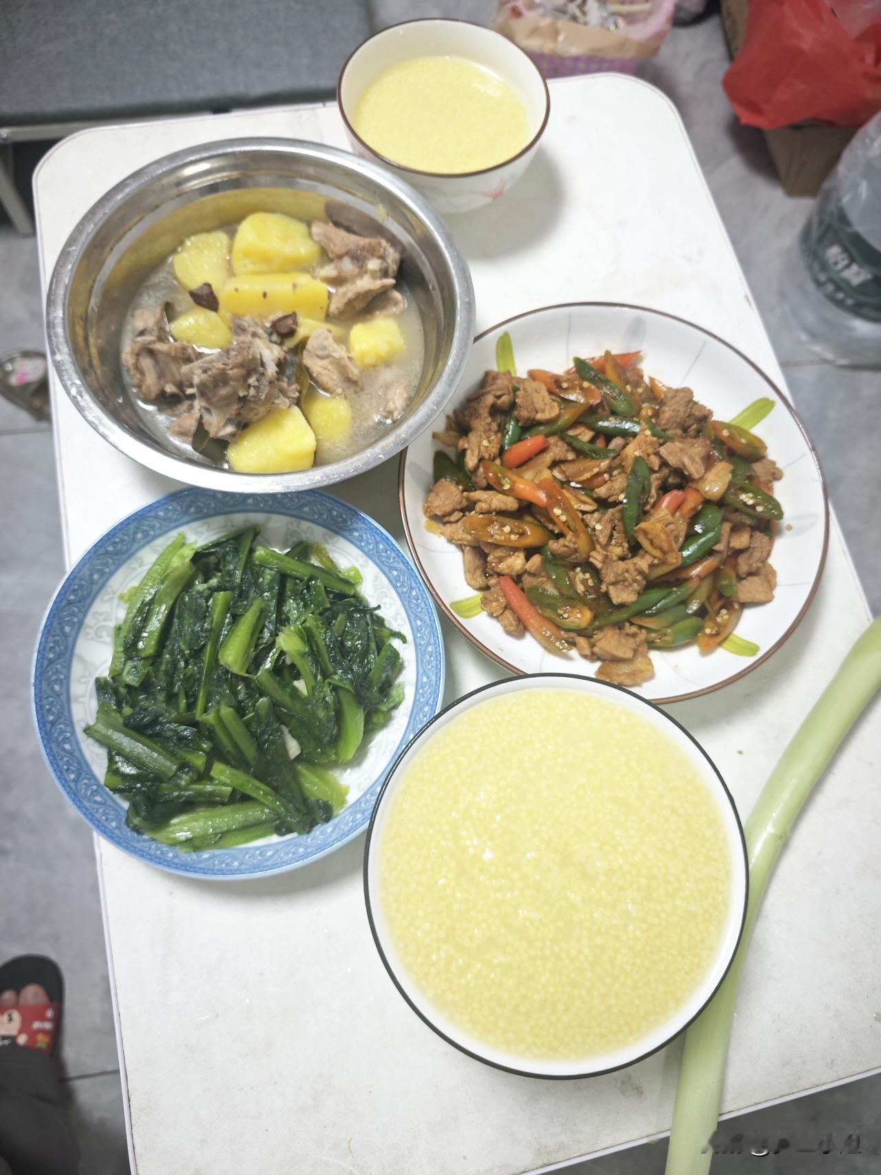 我妈生了我第二个女儿，那年代思想特别严重，没有儿子是不行的，我妈生我刚好一年，又
