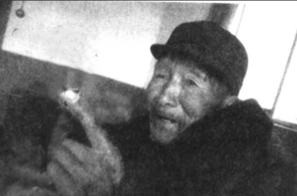 1943年，八路军缴获了两挺新机枪，却苦于没子弹，几天后，一个农民拉来一辆粪车，