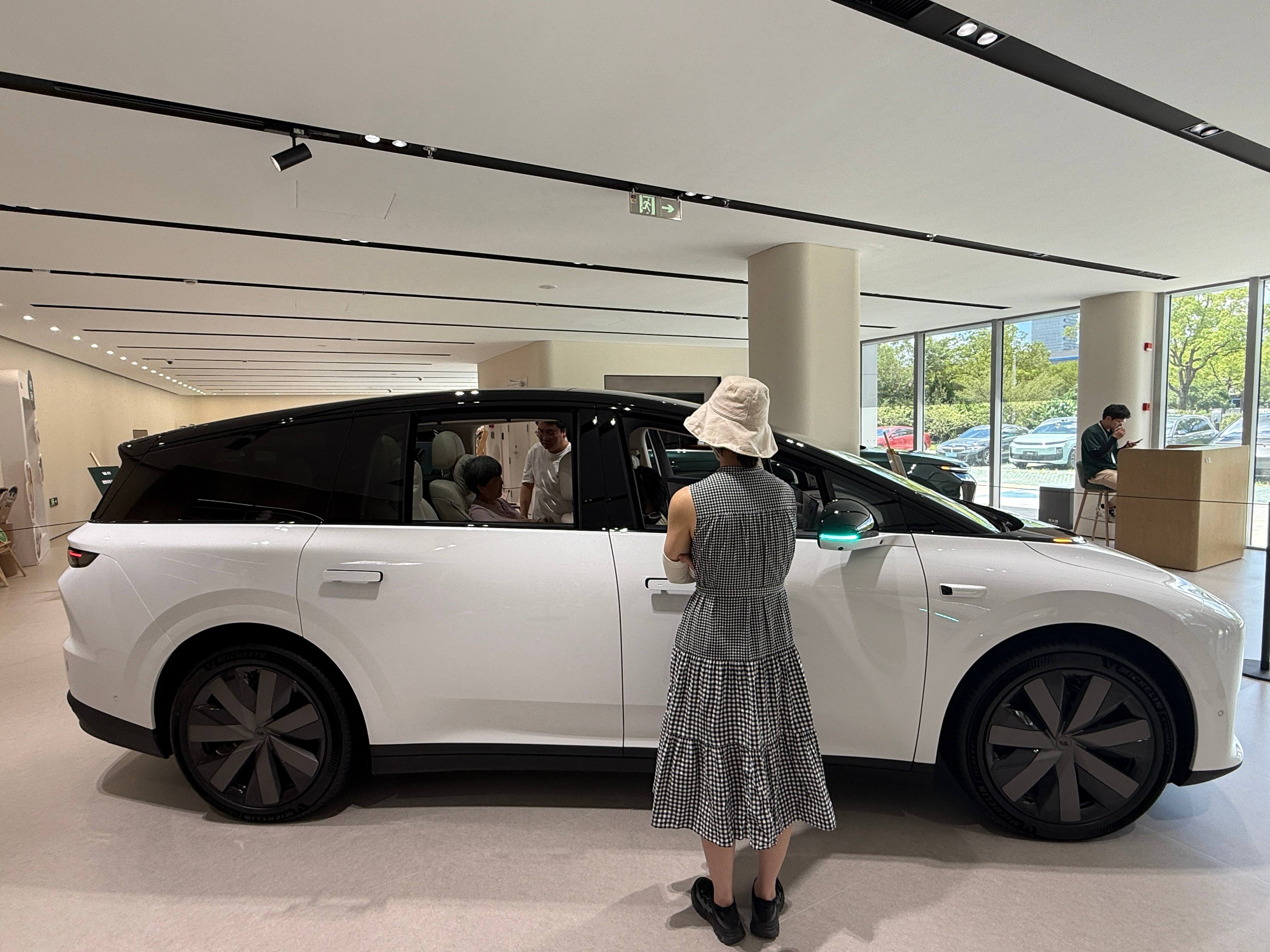 典型用户画像，一家人来看车，爸爸妈妈孩子奶奶理想i8​​​