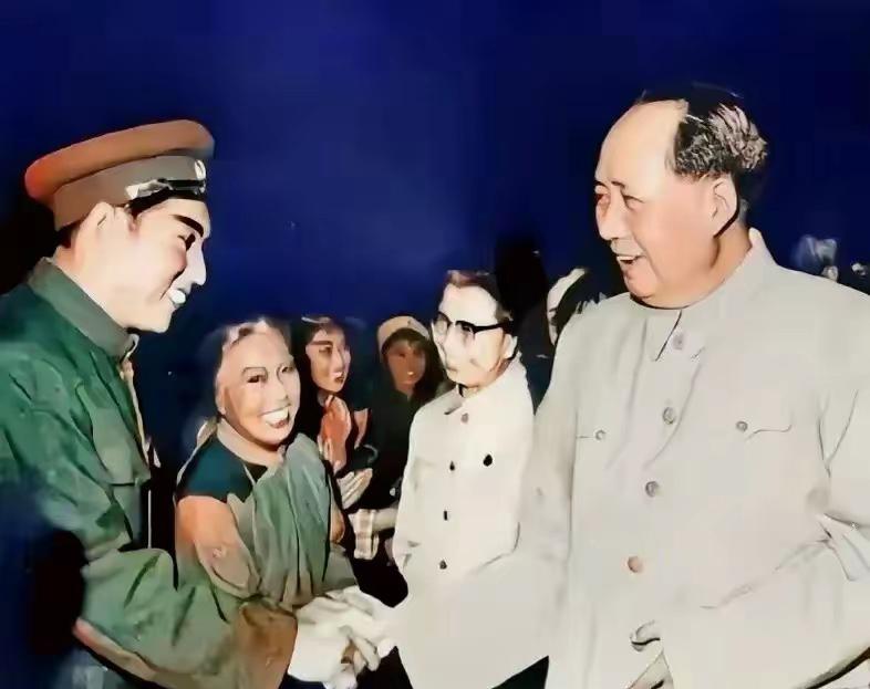 这是毛主席亲自接见《红灯记》剧组人员的真实瞬间，都看看吧，伟人握手瞬间，温情满满