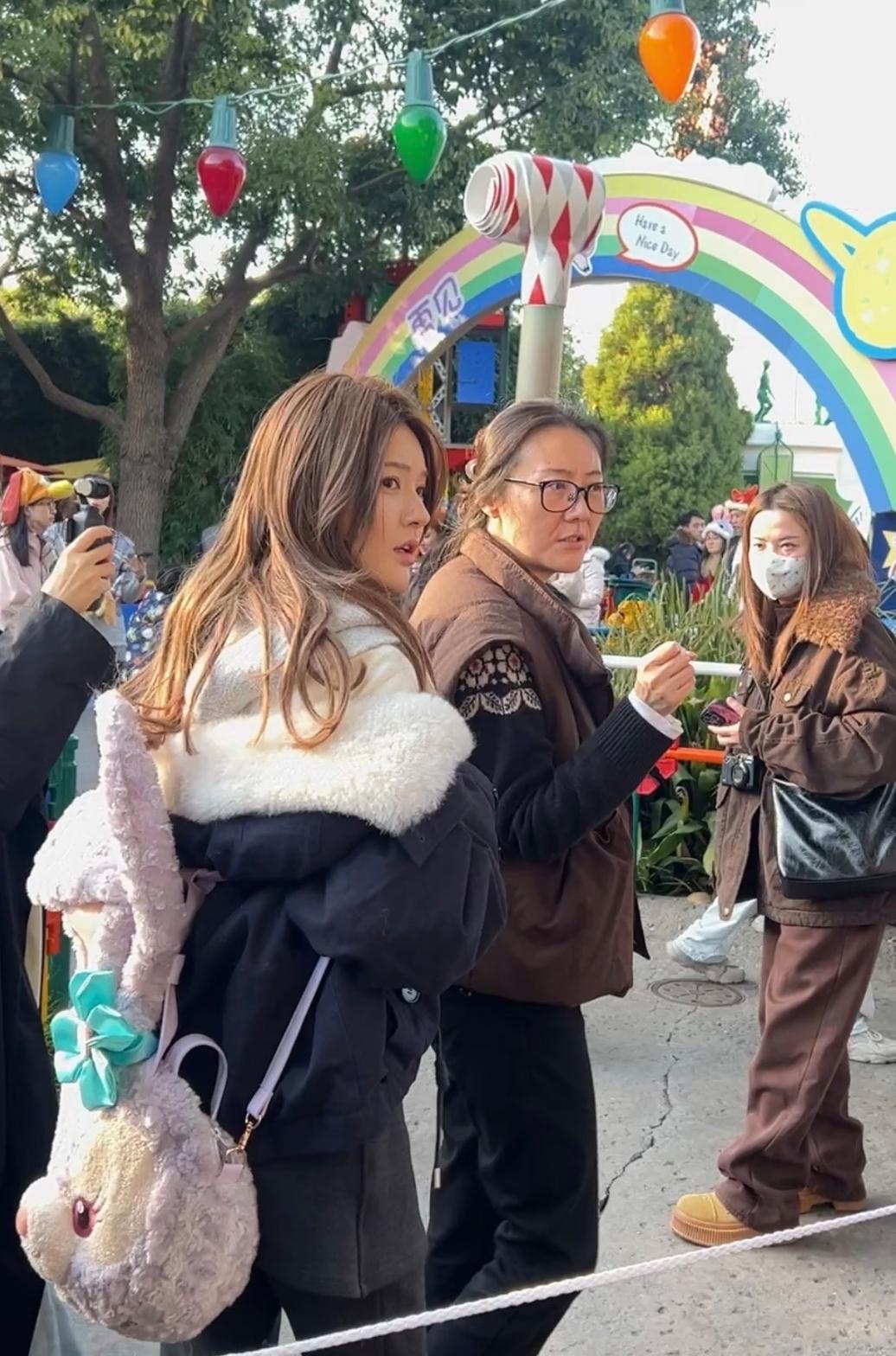 在上海迪士尼偶遇赵露思啦，真的太太太惊喜了！她穿得特别随意，黑外套搭着毛绒的衣服
