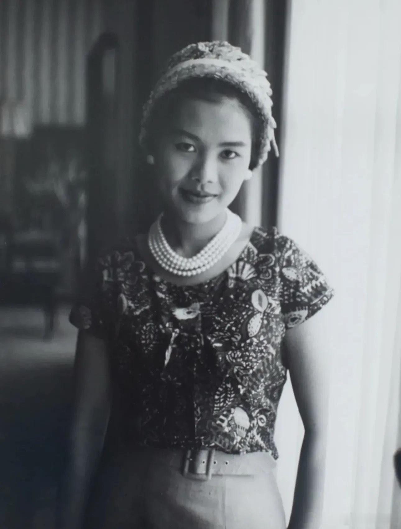 被预言的王后👸“诗丽吉”这个名字是由拉玛七世赐予的，意为“吉滴耶功家族的荣耀”，私下里常被称为“诗