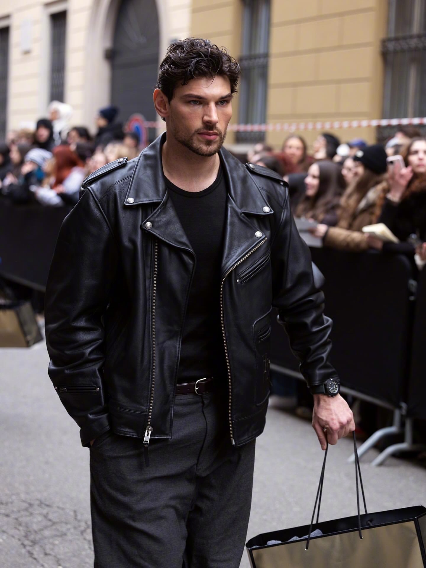 GiorgioArmani2026秋冬系列发布秀秀场外街拍。图五这位是今年的