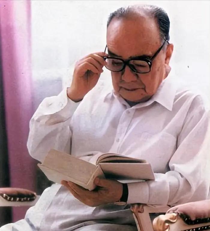 1987年，军委副主席杨尚昆访问法国，没想到他的专机竟然被法国方面强行拆开，所有