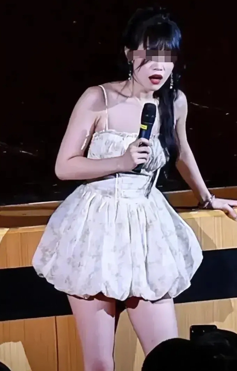 那个在台上被摸腿的女脱口秀演员，沉寂了半个多月，然后深夜发长文，说自己吓坏了，看