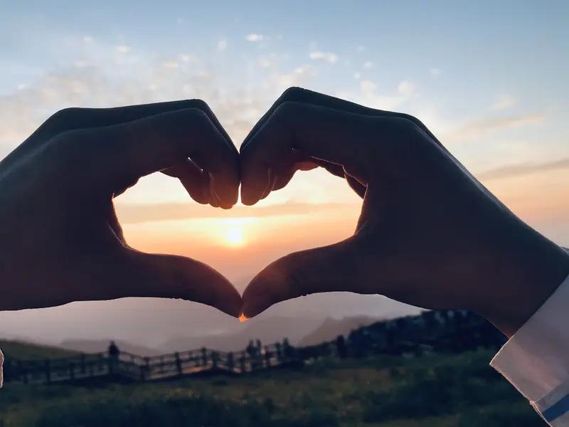 一个爱你的人会舍得不联系你吗？答案不言而喻。真正爱你的人，联系是融入骨髓的本能，