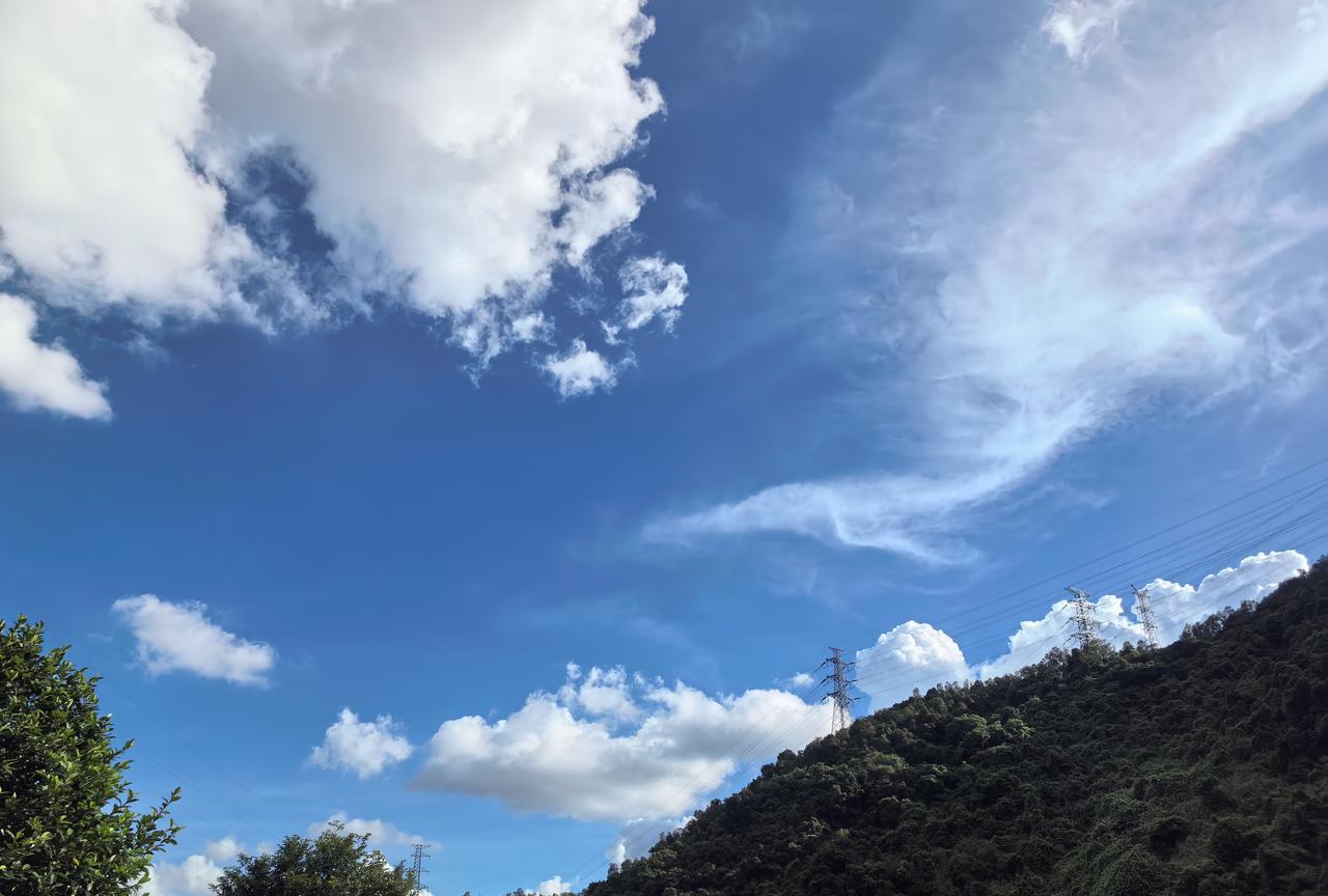 #能否分享一下你拍摄的天空#深圳的天空还是挺好看的，自从路上的新能源车越来越多，