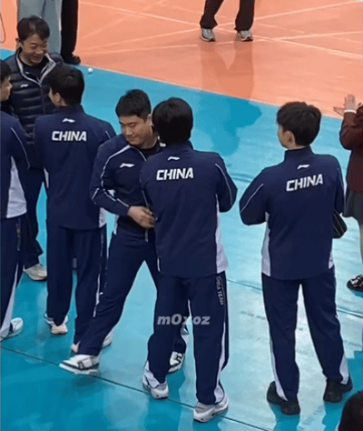 笑晕，梁靖崑和王楚钦活动现场，两个人一对视就笑。有点点社恐的大胖，走到楚钦身