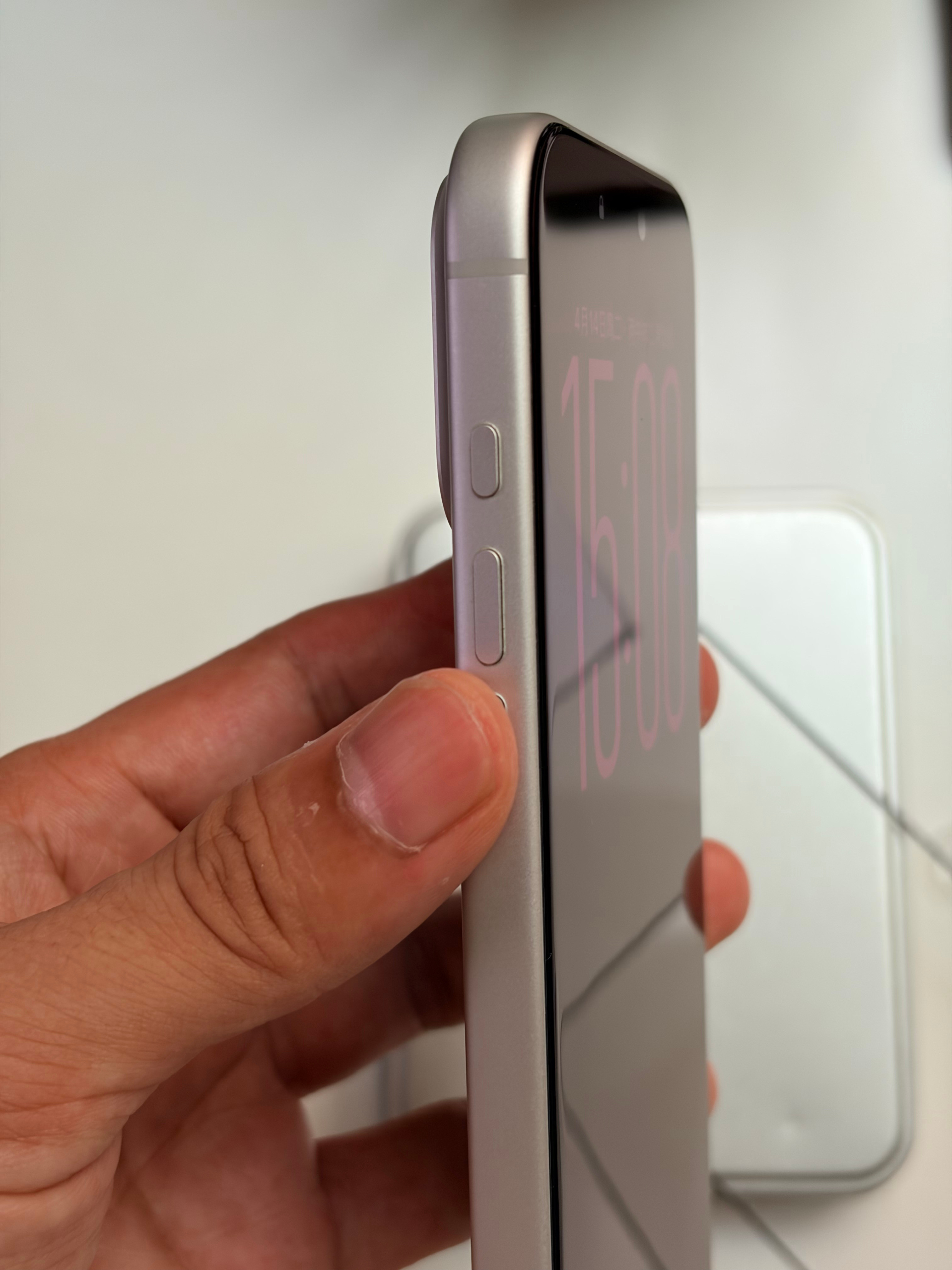 头脑发热又给17ProMax换回了热弯2.0AR，这薄度比起2.5DAR