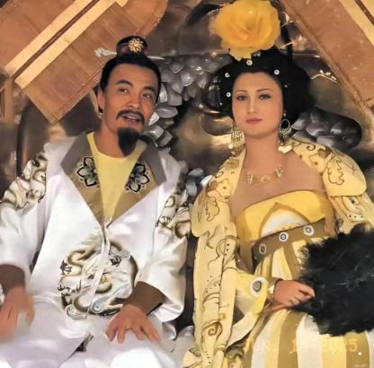 756年，杨贵妃逃至马嵬驿，因军士哗变，最终被高力士缢杀于佛堂梨树下。然而，杨贵